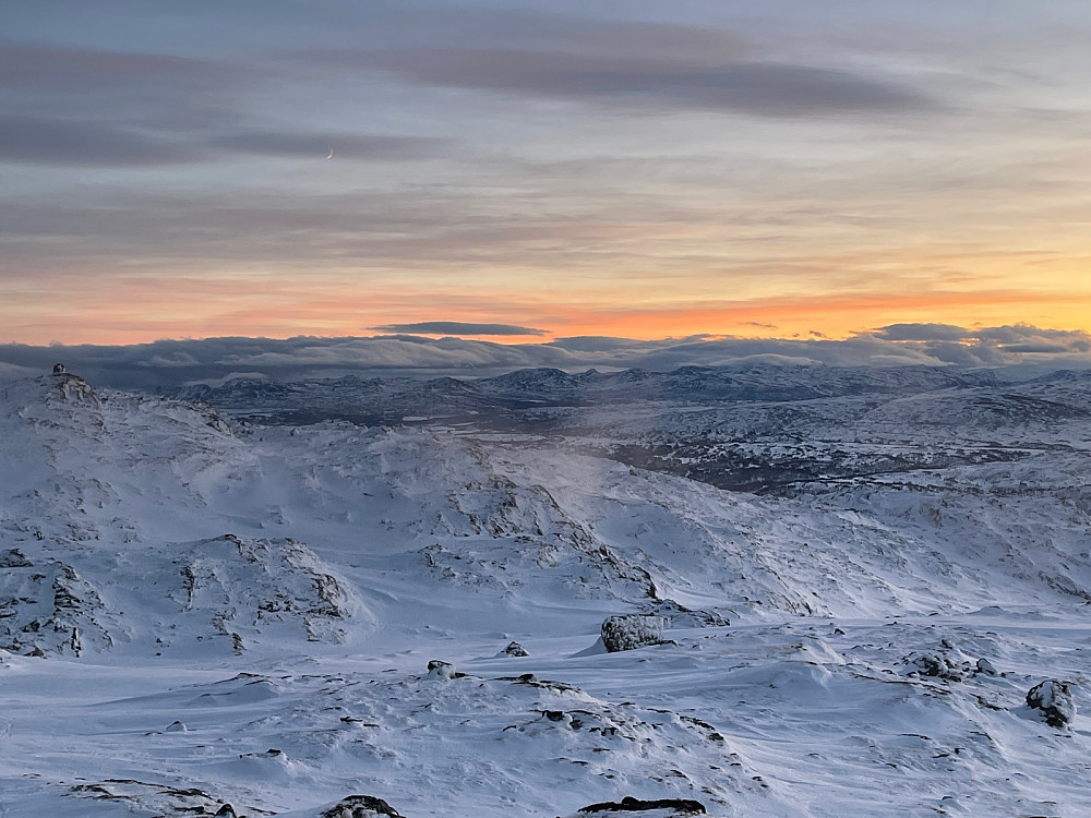 Resfjellvarden fra nord-toppen. Sola er på vei ned.