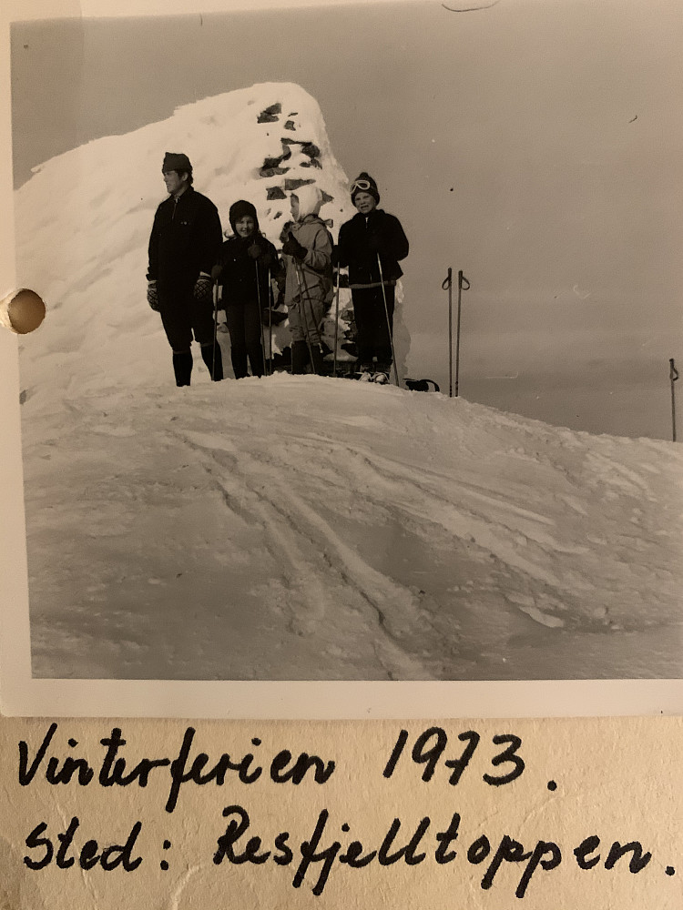 Varden på Resfjelltoppen. Jeg er straks klar til storslalom ala Erik Håker ned bakkene!