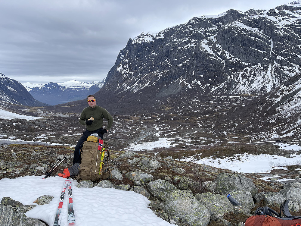 Vi tar på skiene så tidlig som mulig. Det var et godt valg! Vetledalseter langt der bak.