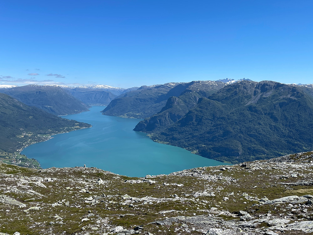 Lustrafjorden mot NØ. Hurrungane i bakgrunnen