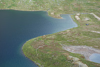 Fast teltplass rett ved stien med litt ekstra vind isf mygg/knott. Klub-hutta i bakgrunnen.