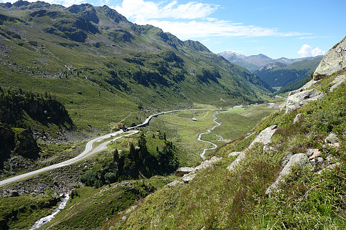Utsikt fra klatrefeltet oppe i lia ned mot rasteplassen ved veien. Davos ligger i enden av vegen langt nede i dalen.