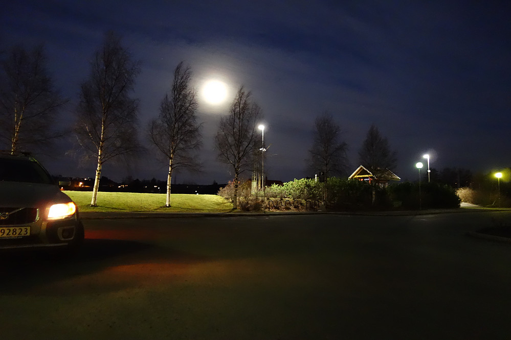 Lite action på Melhus stasjon kl. 06:55 en lørdag, men månen var ihvertfall (nesten) full.