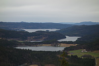 Enden av Grøtvatnet, Skjegstadvatnen og Ånøya. Gråkallen kan (kanskje) skimtes til høyre i horisonten.