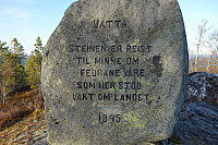 Inskripsjon på steinen på toppen av Losvåttån.