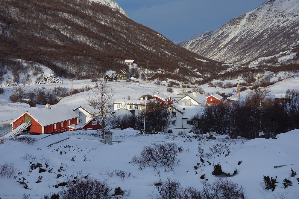 Kongsvold fjellstue med alle sine bygg, Kongsvoll stasjon bak og Kongsvollfossen oppe til høyre.