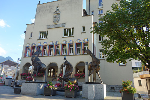 Rådhuset i Vaduz. Hovedstad med litt over 5000 innbyggere og nest største by i Liechtenstein.