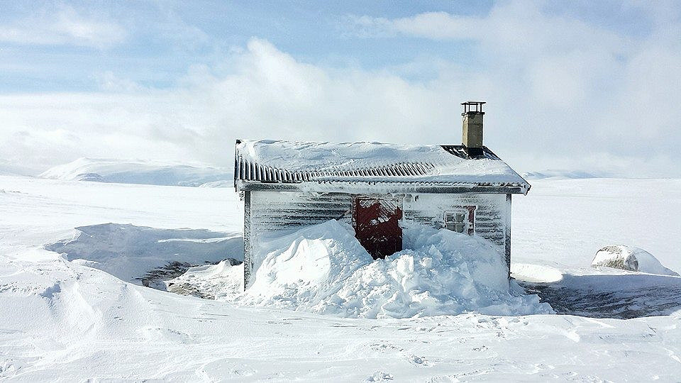Sveinbu i vinterdrakt.