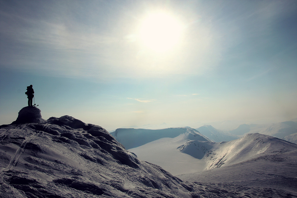 Skridulaupen mæ Sandåbreen og Sandåtind i bg.