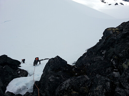 Ganske bratt snøbakke opp til Sauen