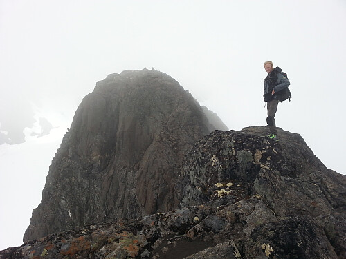 Toppen av fortoppen til Vestre Tverrbottind og hovedtoppen synlig i bakgrunnen. Eggen mellom dem er luftig!