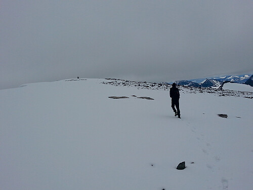 Snø oppe på platået til Midtre Tverrbottind Nord
