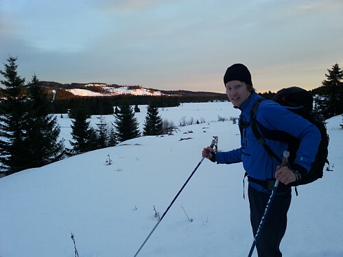 Begynner å bli mektig slitne nå, men vi kom endelig fram til Åstjern. Bare en drøy mil igjen nå, over den åsen bak der!