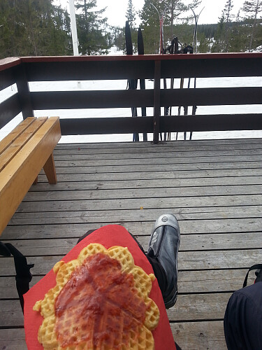 Rolig start med vaffel etter en drøy kilometer.