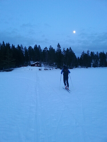 Det rakk jammen å bli mørkt i dag også, gitt, men der er hytta!