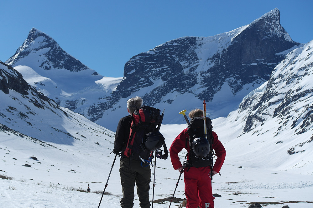 På vei inn Ringsdalen, med dagens mål ruvende høyt over oss der fremme til høyre. Midtre Ringstind til venstre.