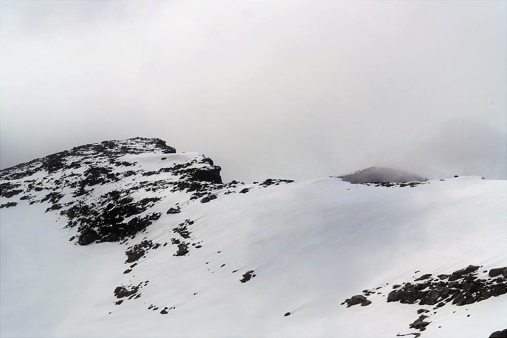 Austre Kalvehøgde sett fra Mugna. Mer snø