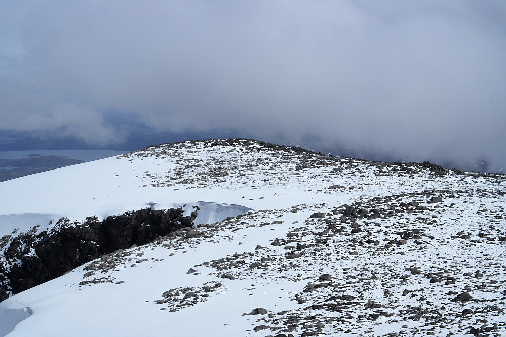 Sørvestre Rasletinden. Fortsatt en del snø over 2000m, noe som gjorde det ganske guffent å gå. Tråkka stadig gjennom våt sommersnø