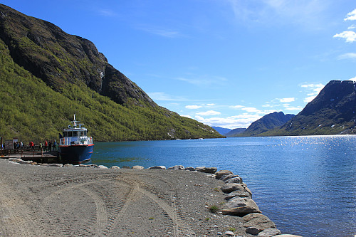 Båten Gjendine har lagt til kai på Memurubu brygge.
