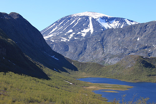 Besshøe (2258 moh), Besseggen og Nedre Leirungen sett fra Vargebakkan ved FV51.