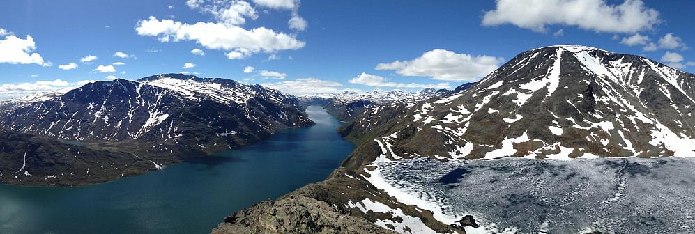 Panoramautsikt fra Besseggen. Gjendealpene til venstre og Besshøe (2258 moh) til høyre.