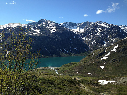 Flott utsikt fra stien ovenfor Memurubu. Tjønnholstinden (2330 moh) ses lengst bak på midten av bildet.