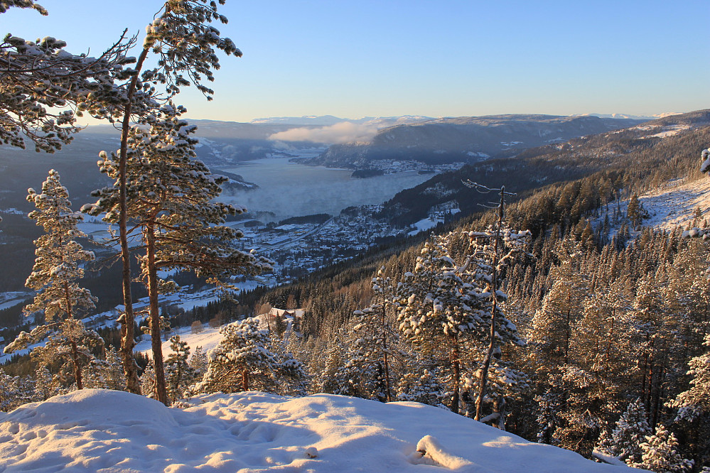 En nydelig og meget kald ettermiddag i desember på Kvitmøsaknatten. Leira, Fagernes og Strandefjorden ses nede i dalen.