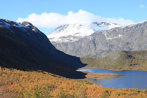 Besshøe (2258 moh) sett fra Varebakkan. Knutshøe (1517 moh) til venstre og Nedre Leirungen til høyre.