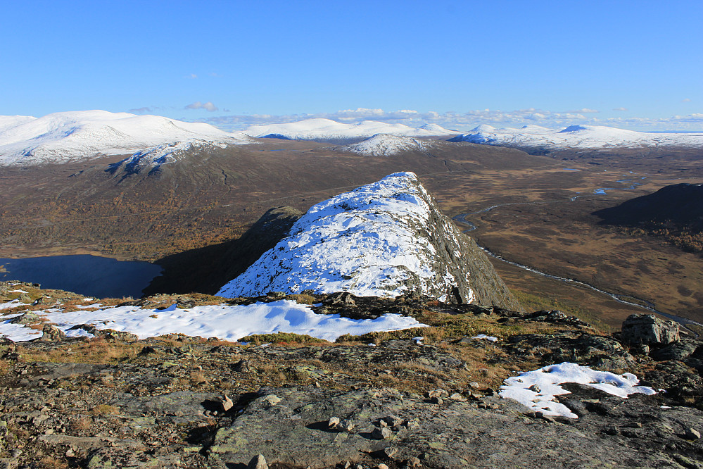 Utsikt fra toppen av Knutshøe (1517 moh).