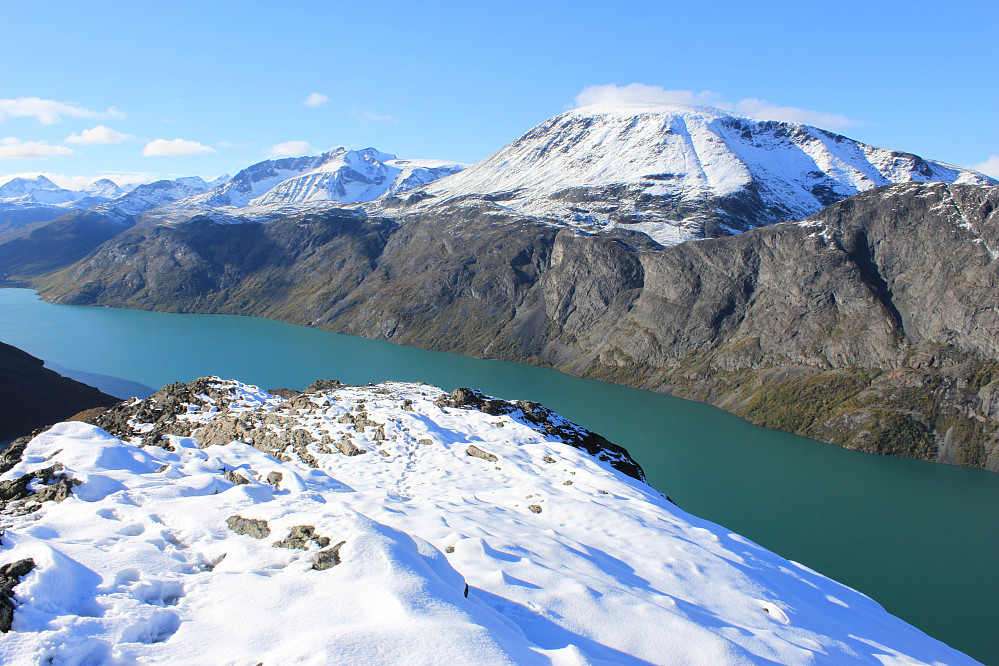 På vei ned Knutshøeryggen. Nyter utsikten mot Gjende, Besseggen, Besshøe (2258 moh) og Surtningssue (2368 moh).
