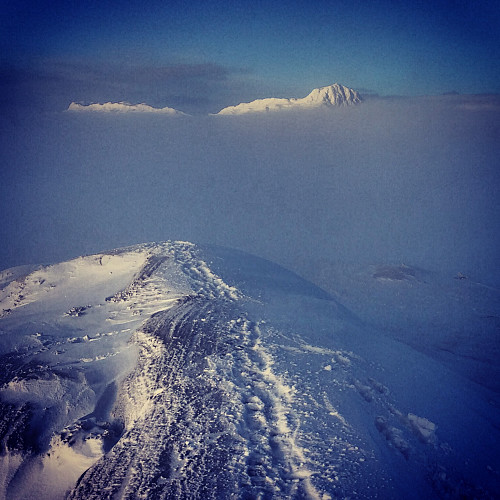 Flott vintersteming på Nørre Knausehøgdi i dag. Bitihorn (1607 moh) stikker opp fra tåken.