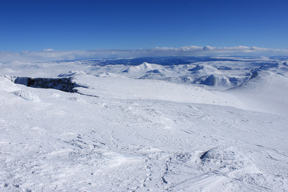 Sydøstover fra toppen av Vestre Kalvehøgde mot Valdres. Lang retur! Helt på baksiden av Bitihorn langt der nede er Beitostølen.