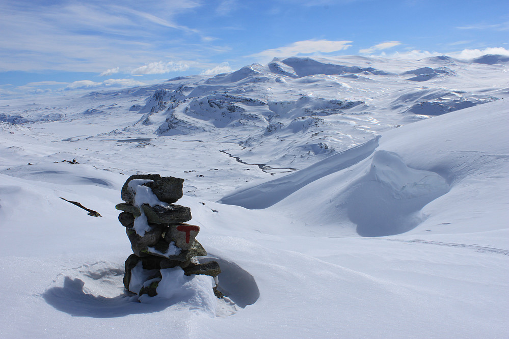 På vei ned fra Marabotthornet med utsikt mot Mugnetind (1737 moh).