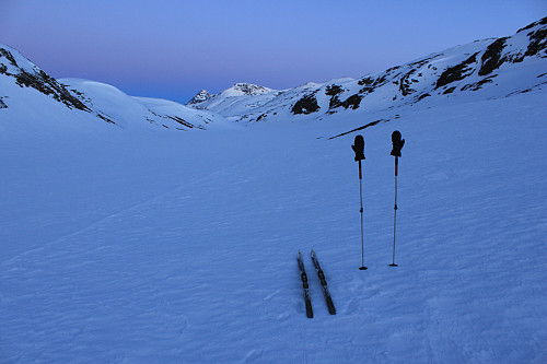 På vei innover Heimre Fagerdalen i skumringstiden. Øystre Torfinnstinden (2120 moh) og Nørdre Kalvehølotinden (2019 moh) ses sentralt i bildet.