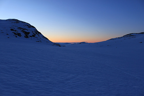 Solen er snart på vei opp i øst. Bildet er tatt i Heimre Fagerdalen mot den retning jeg kom fra.