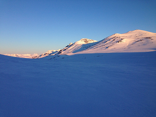 I nordenden av Heimre Fagerdalen får jeg øye på dagens første sollys som beveger seg sakte nedover fjellene på nordsiden av Bygdin.