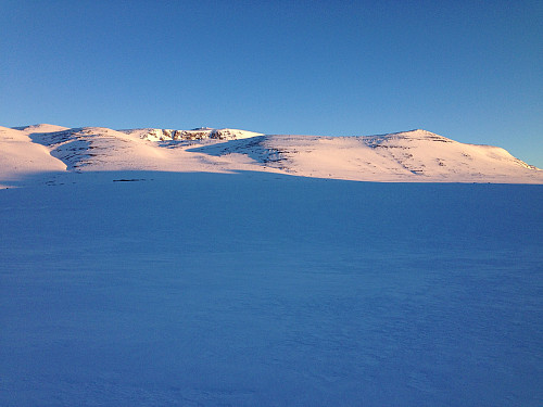 Midt i bildet, opp Øystre Repefonnbekken går ferden videre. Ved skyggegrensen tok jeg dagens første pause litt etter kl. 7. Rasletinden (2105 moh) ses sentralt i bakgrunnen.