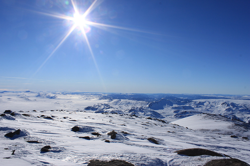Solen stråler på toppen av Kalvehøgde Ø2 (2088 moh) med utsikt sydøstover mot Valdres. Bitihorn (1607 moh) er sentralt i bildet, langt der nede.