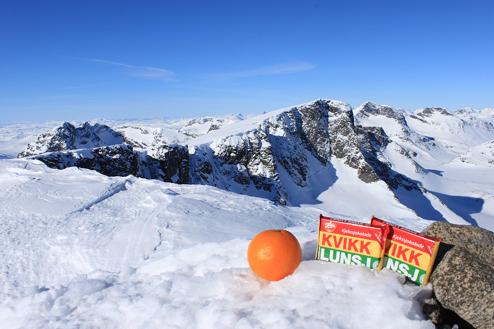 Påskekos på toppen av Austre Kalvehøgde (2178 moh) med utsikt innover Jotunheimen med Leirungsdalen til høyre og ryggen videre bort til Vestre Kalvehøgde (2208 moh). Ingen påske uten appelsin og Kvikk Lunsj!