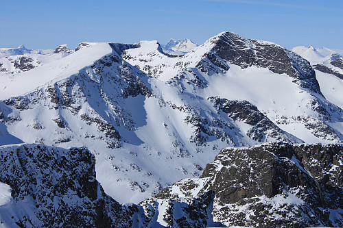 Fra Vestre Kalvehøgde (2208 moh) mot blant annet Mesmogtinden (2264 moh) og Skagastølstindane (2405 moh) lengst i bakgrunnen.