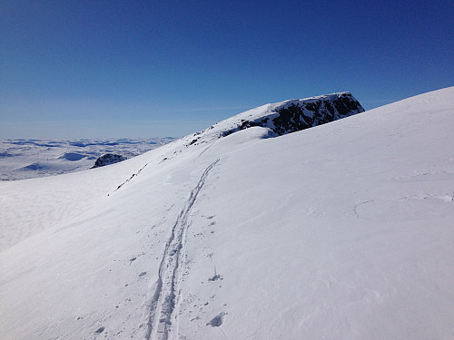 På den smale ryggen fra Austre Kalvehøgde (2178 moh) til Mugna (2159 moh).