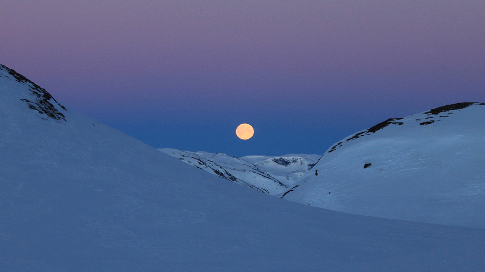 Månenedgang i Heimre Fagerdalen - et gyllent øyeblikk i Jotunheimen denne vakre dagen i mars.
