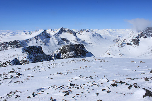 På toppen av Vestre Kalvehøgde (2207 moh) med utsikt innover Svartdalen.