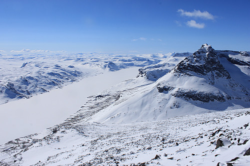 Utsikt fra Nørdre Kalvehølotinden (2019 moh) vestover Bygdin og Øystre Torfinnstinden (2120 moh) til høyre.