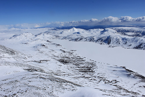 Utsikt fra toppen av Nørdre Kalvehølotinden (2019 moh) østover Bygdin.