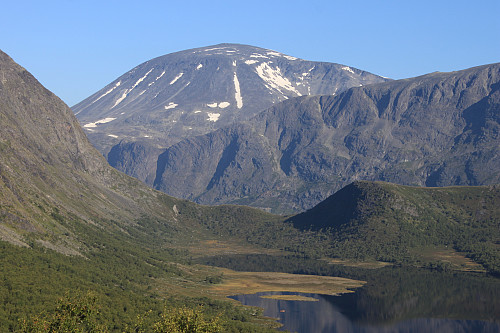 Besshøe (2258 moh), Besseggen og Øvre Leirungen sett fra Vargebakkan p-plass.
