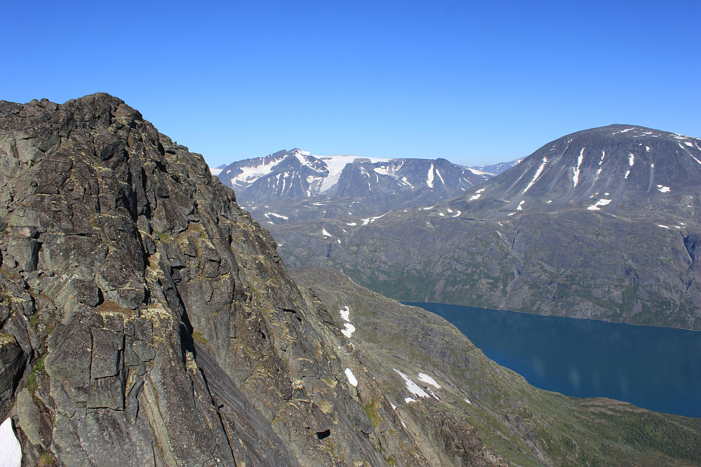 På fortoppen før Bukkehåmåren som ses til venstre. Surtningssue (2368 moh) og Besshøe (2258 moh) i bakgrunnen. Gjende er langt der nede.