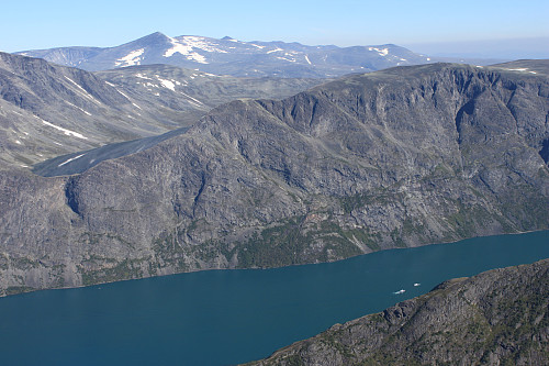 Fra Bukkehåmåren mot Gjende og Besseggen. Nautgardstinden (2258 moh) ses i bakgrunnen.