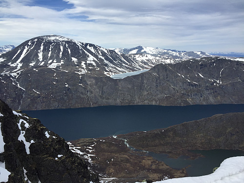 Utsikt fra toppen av Bukkehåmåren mot Gjende, Besseggen og Besshøe (2258 moh).