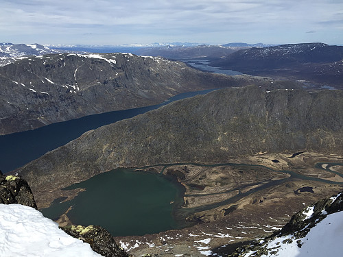 Utsikt fra toppen av Bukkehåmåren mot Øvre Leirungen og Knutshøe (1517 moh).
